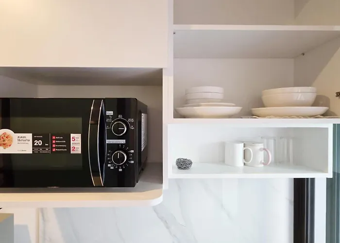 A2534 Monthly Skytrain Minutes Away Full Kitchen And Bath!